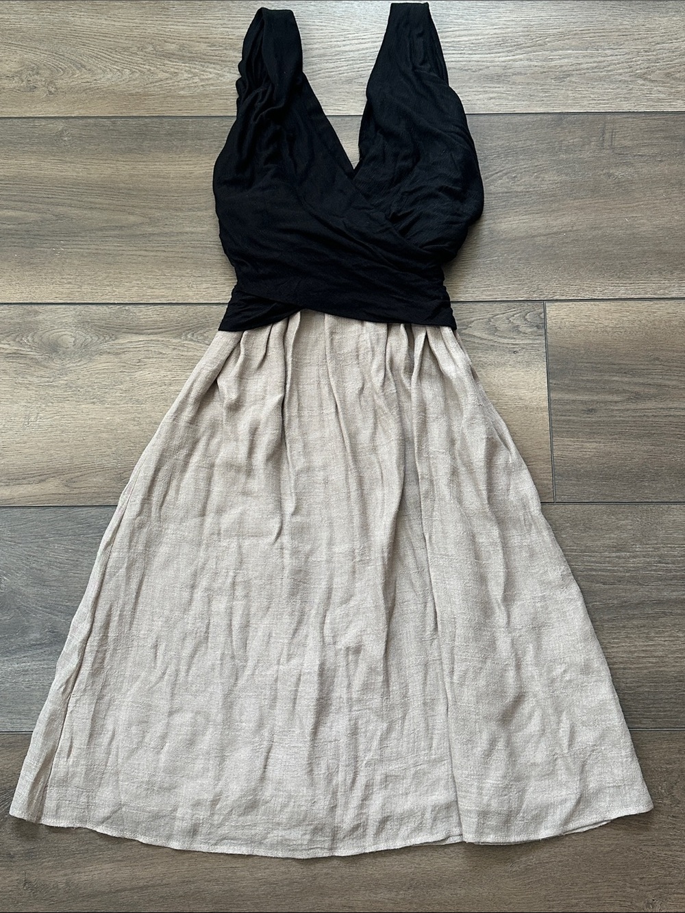 Amadi Sleeveless V-Neck Midi Dress in Black and Cream